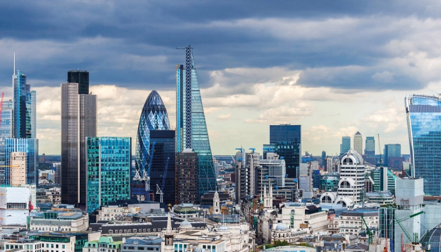 Banks_Canary_Wharf_02_shutterstock_231171514_Portrait